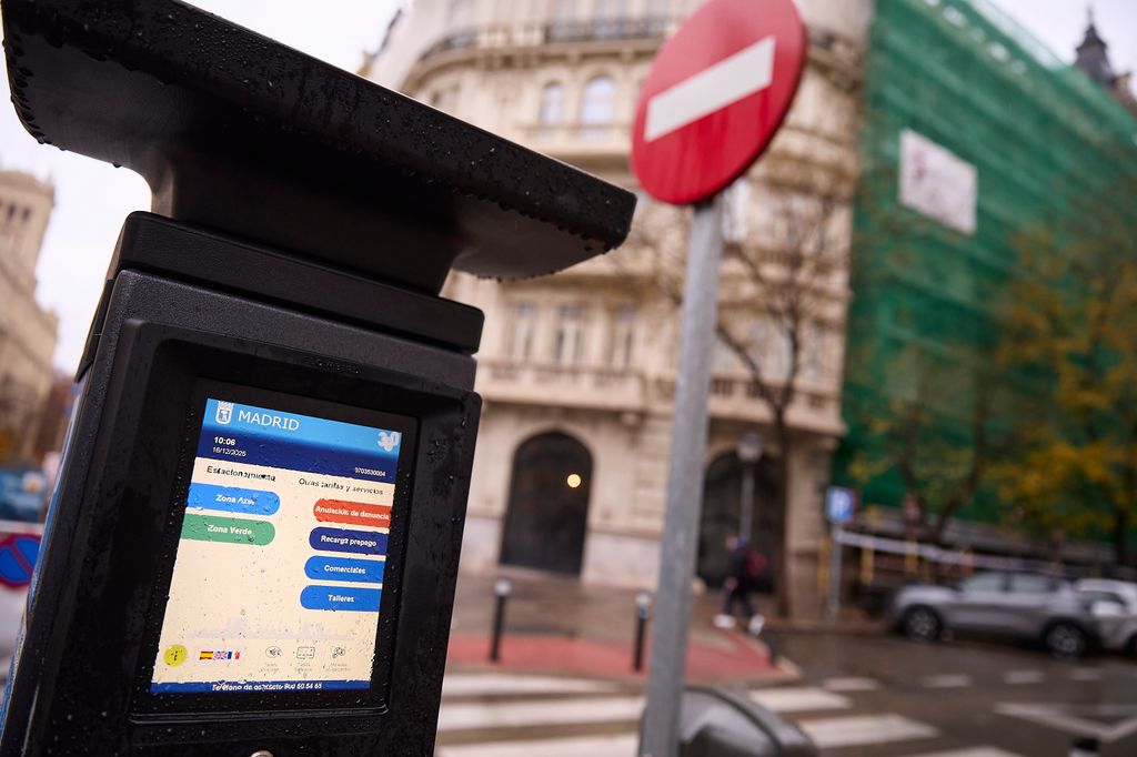 Los nuevos horarios del SER permitirán activar parquímetros también por la noche en los barrios más saturados