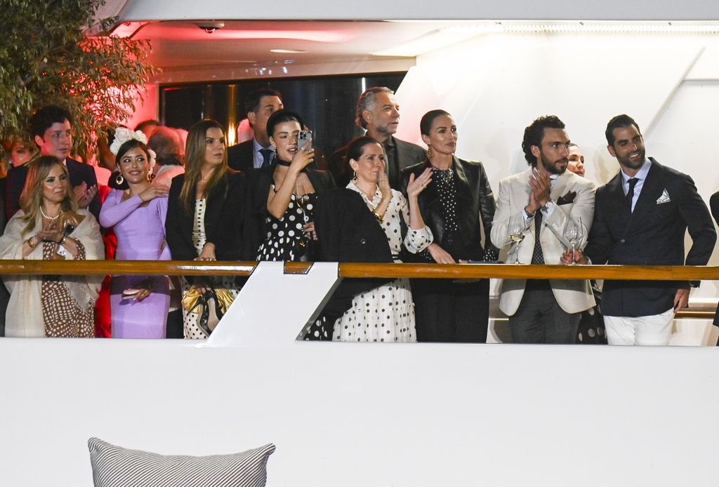 Algunos invitados a la fiesta en la cubierta del Lady Moura