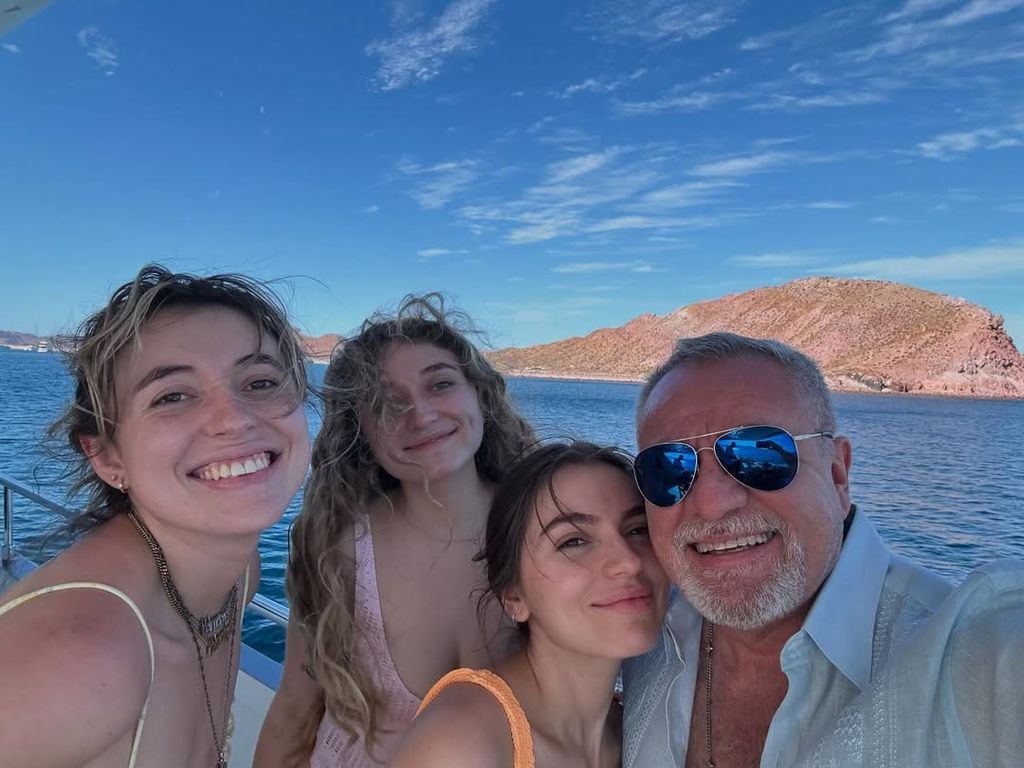El productor mexicano junto a sus tres hijas: Fernanda, Regina y Sofía
