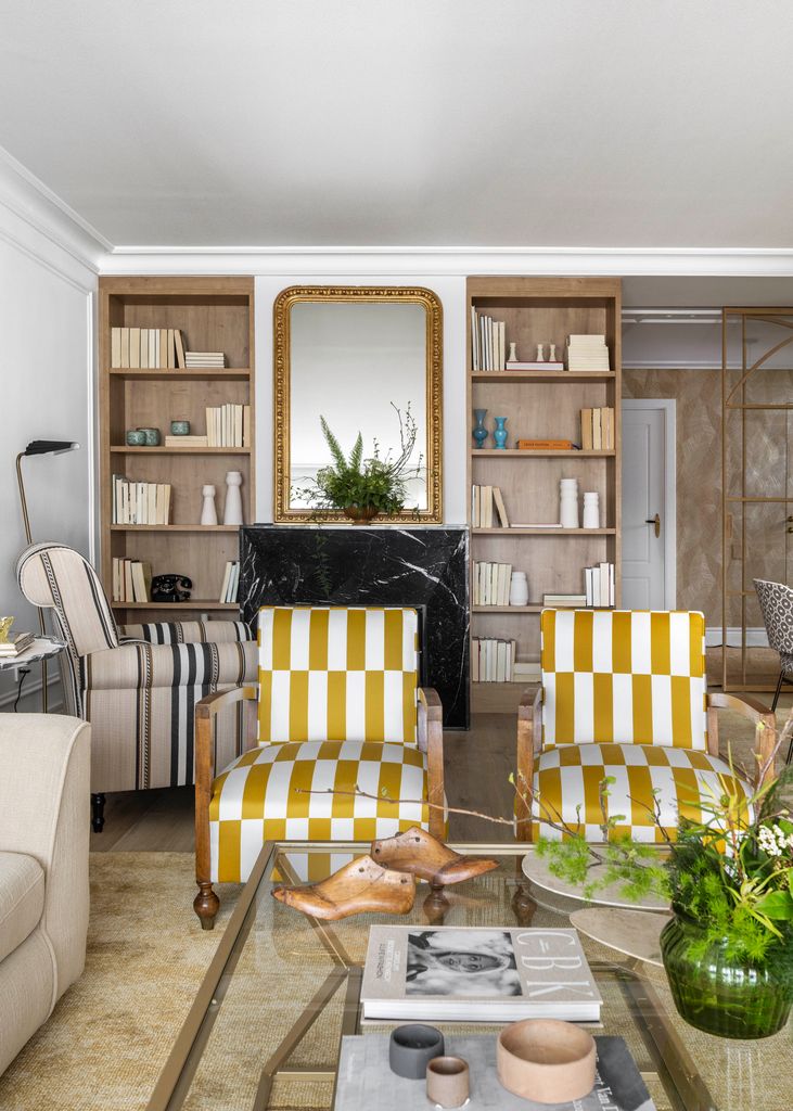 Salón con sillón clásico con tapizado moderno. 