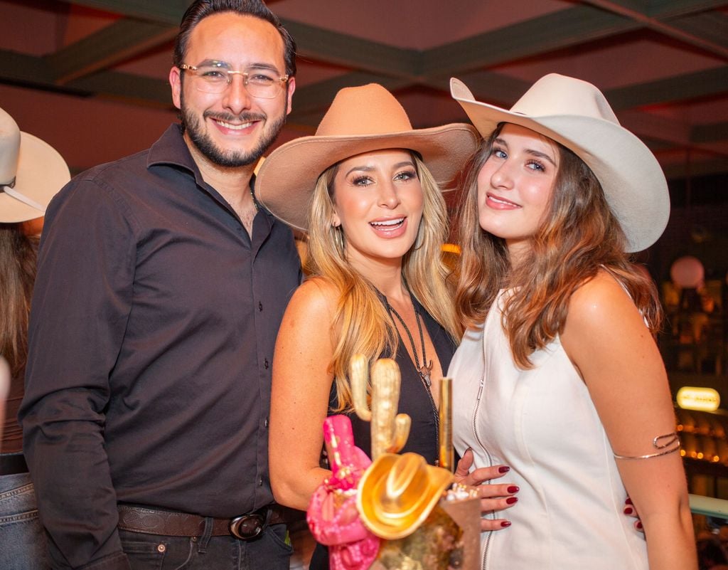 Geraldine Bazán tuvo junto a ella a su hermano Angel Claude durante la celebración