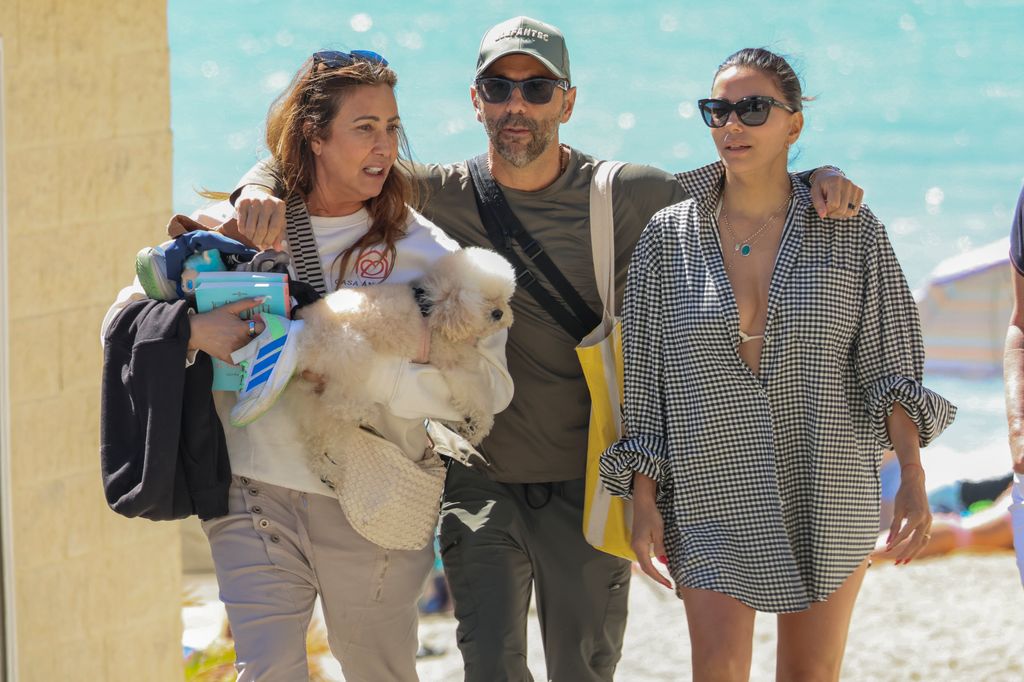 Eva Longoria con su marido, Pepe Bastón, y su amiga María Bravo, en Marbella el 31 de marzo de 2026