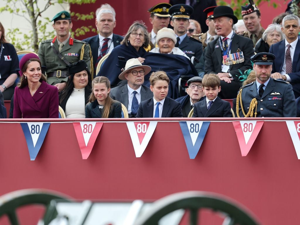 Kate Middleton reaparece con el resto de la Familia Real británica para el Día de la Victoria