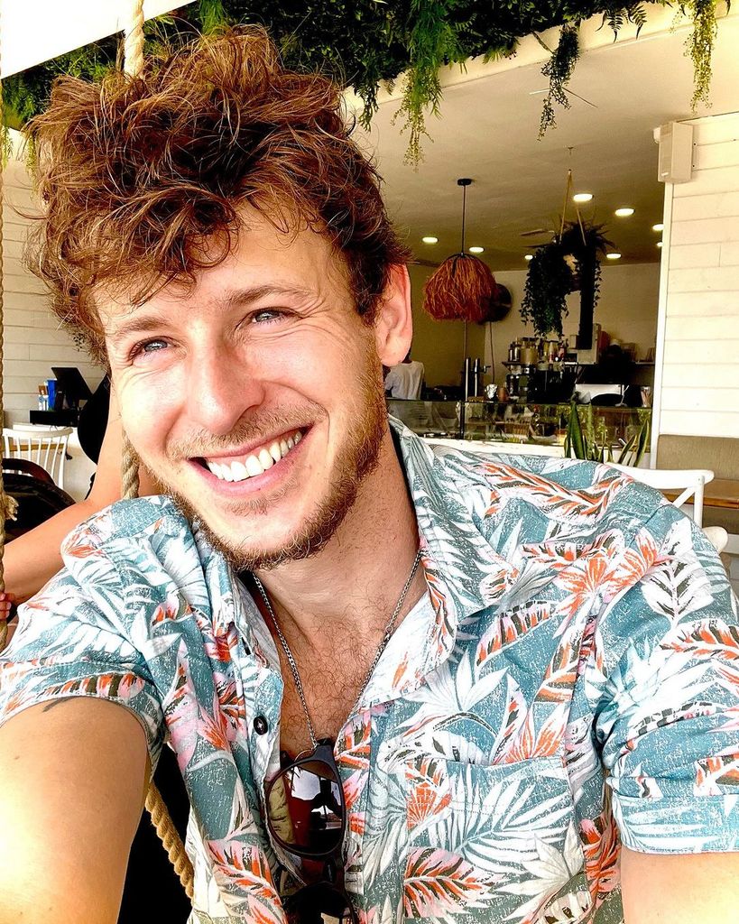 Selfie de Nicolás Coronado con camisa estampada veraniega