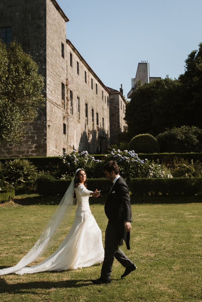 Look de novia de Romancera con velo julieta bordado