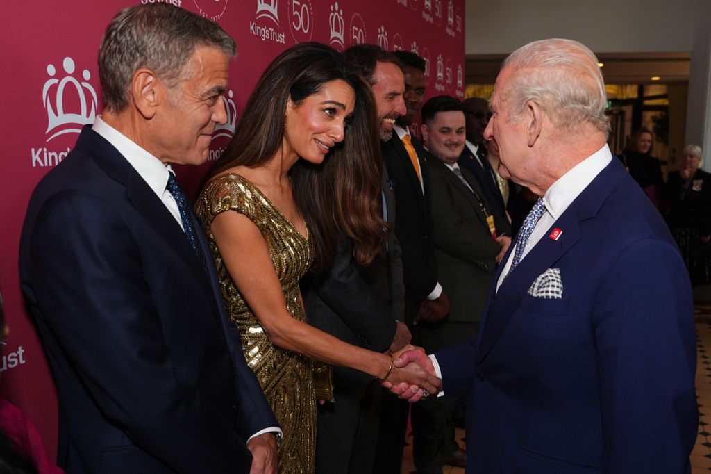 La esposa del actor estrecha la mano del soberano