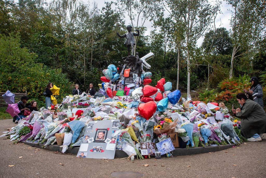 Tributo a Liam Payne en la estatua de Peter Pan de Hyde Park en Londres 