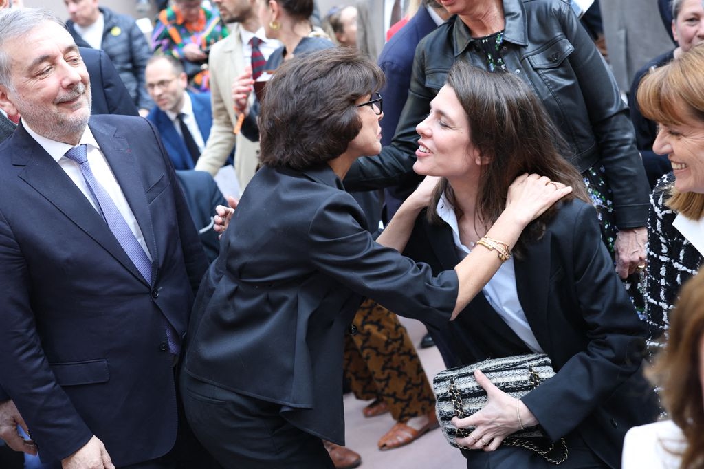 Carlota Casiraghi con Rachida Dati en la Feria del Libro de París en abril de 2025