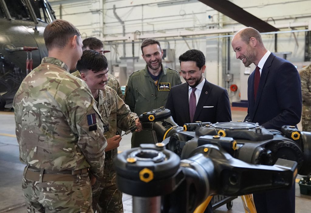 El príncipe Guillermo y el príncipe Hussein de Jordania en una base aérea de Inglaterra 
