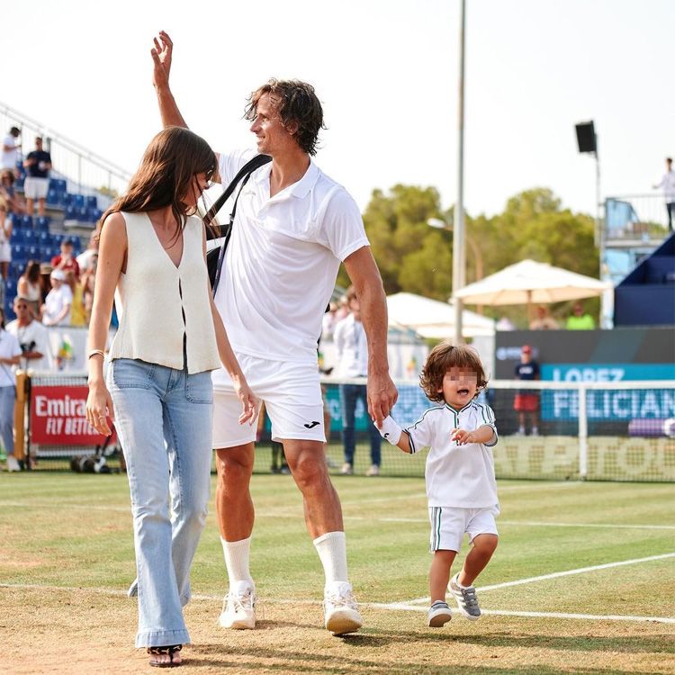 Sandra Gago con Feliciano López y su niño