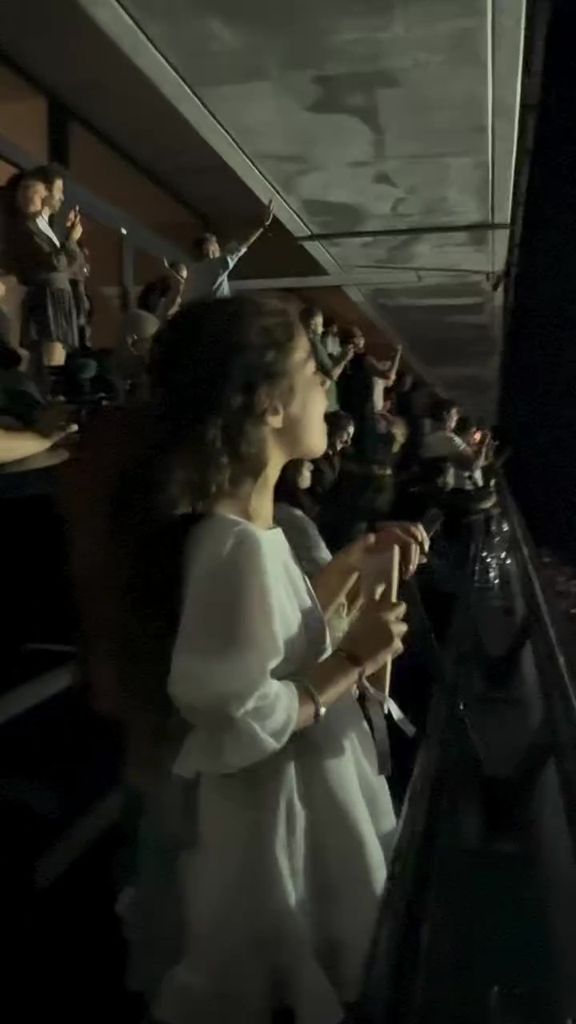 Alana no pudo evitar cantar con sentimiento los grandes éxitos de Céline Dion.