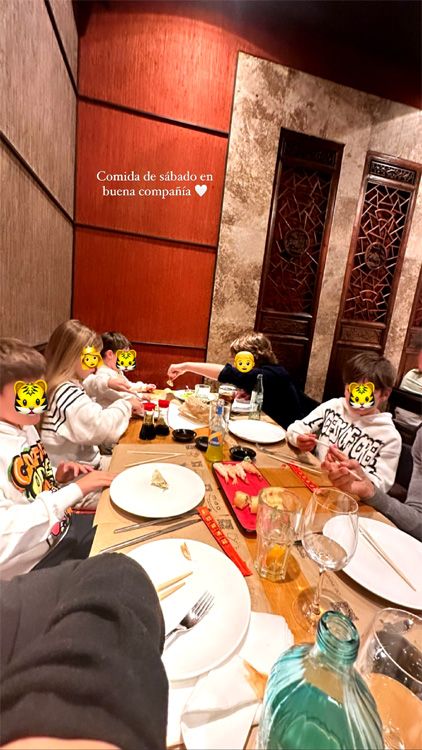 Jessica Bueno come con los niños