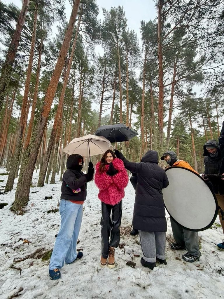 Nuria Roca con abrigo rosa 'Barbie' de efecto pelo, en la nieve.