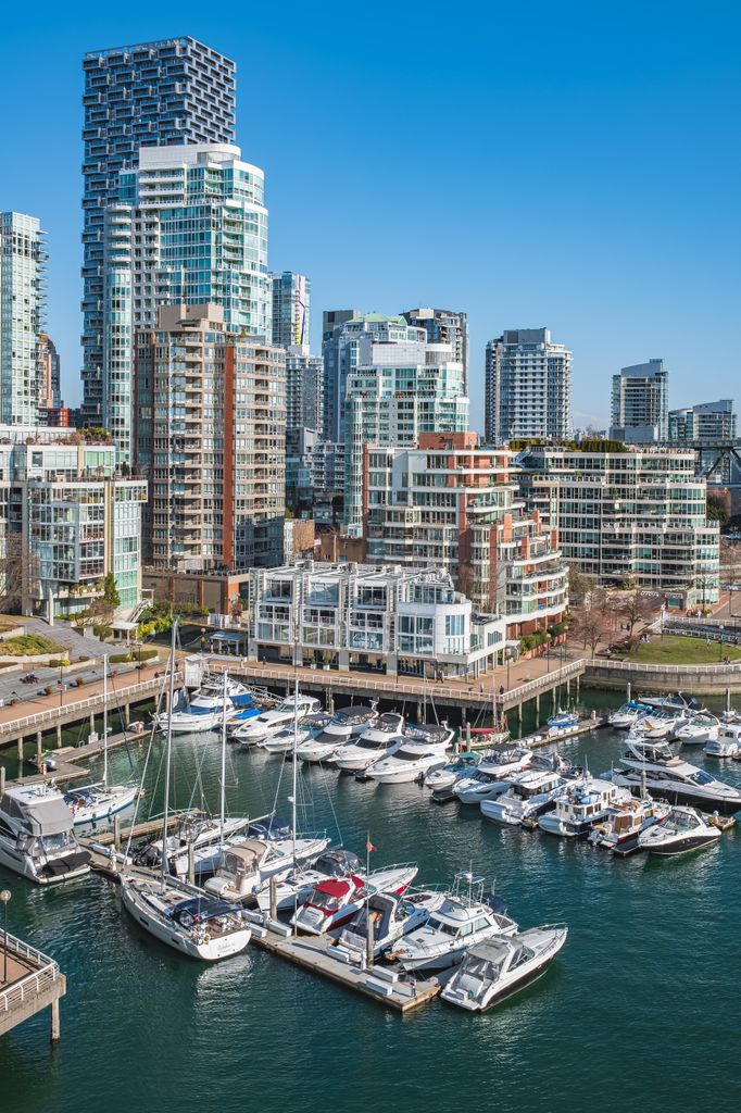 Barcos y yates en los muelle Fisherman Wharf, en el puerto deportivo de False Creek, cerca de la isla de Granville, Vancouver, Canadá
