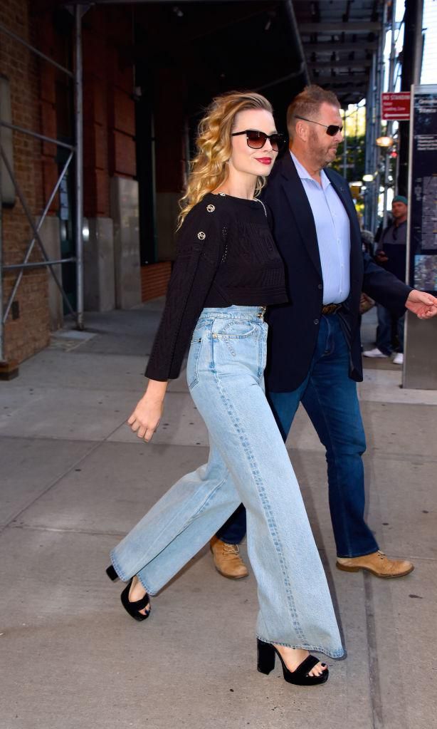 Margot Robbie luciendo un outfit retro