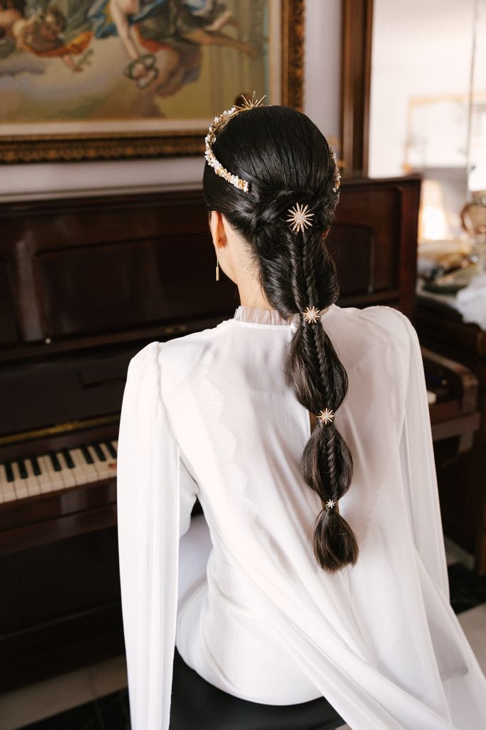Peinado de novia trenza de espiga con estrellas y tiara