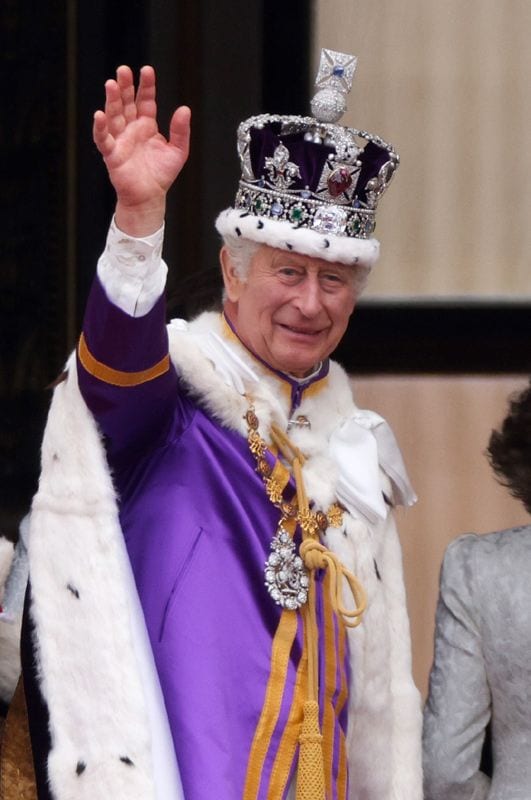 Carlos III se asoma por primera vez, como monarca del Reino Unido, al balcón del Palacio de Buckingham