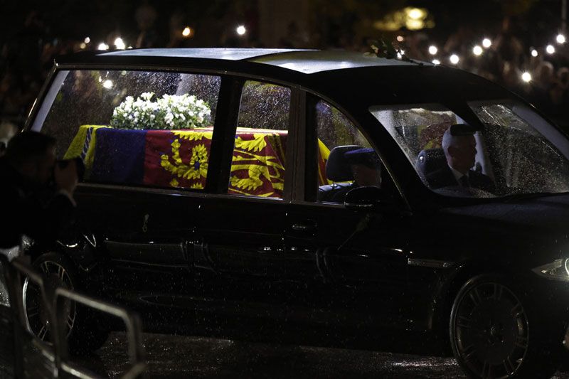 Coche con el cuerpo sin vida de Isabel II 