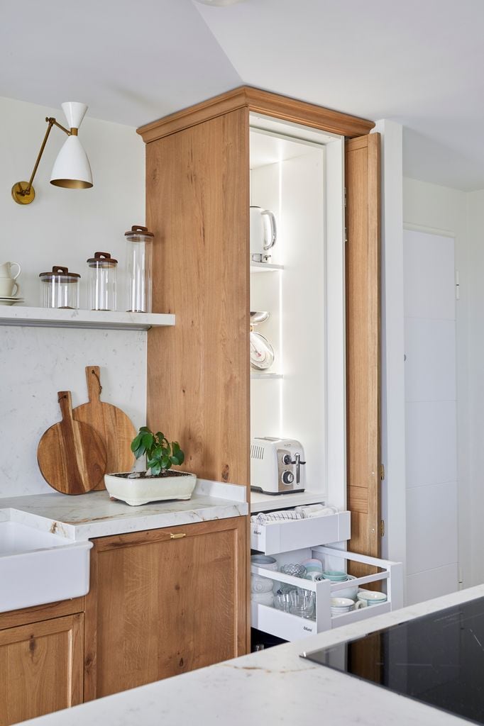 Desayunador de una cocina muy bien iluminado, en un proyecto liderado por Montse Morales