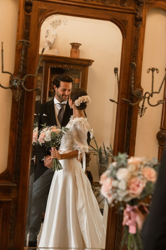 Peinado de novia con flores en el pelo