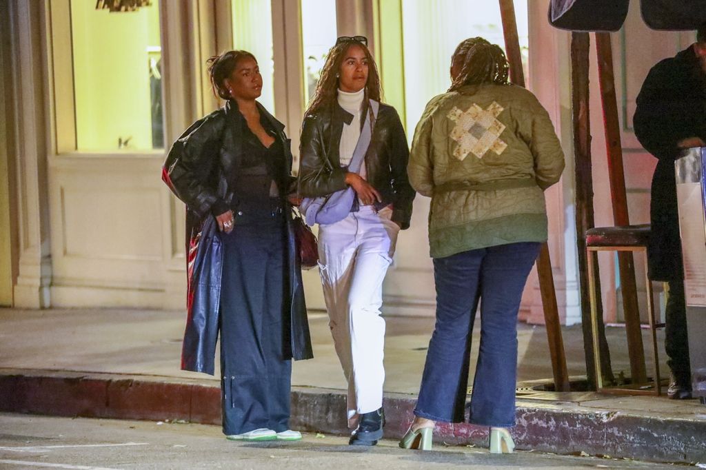 Malia y Sasha Obama con una amiga en las afueras del restaurante Mother Wolf, en Los Ángeles, ciudad en la que se han establecido. 