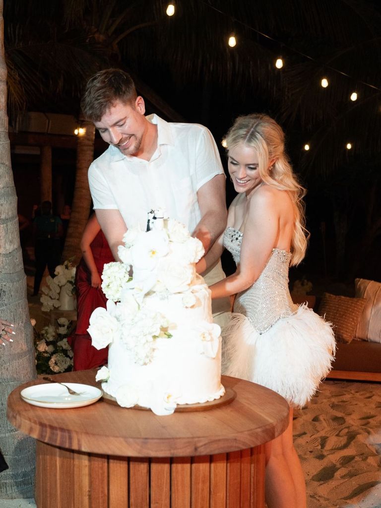 La pareja tuvo cambios en sus looks nupciales para combatir el clima cálido de la isla