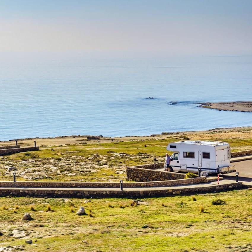 Zona de aparcamiento para autocaravanas en la costa mediterránea.