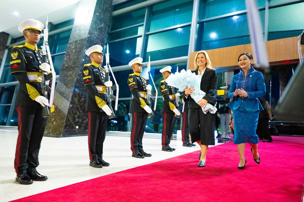 Maxima de Holanda y Friderica Widyasari Dewi, una alta funcionaria de la Otoridad de Servicios Financieros de Indonesia (OJK), a su llegada al Aeropuerto Internacional de Yakarta