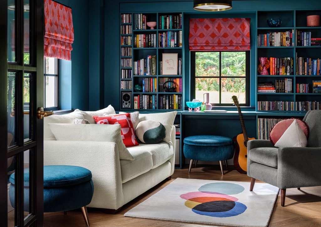 Librería de color azul integrada en salón 