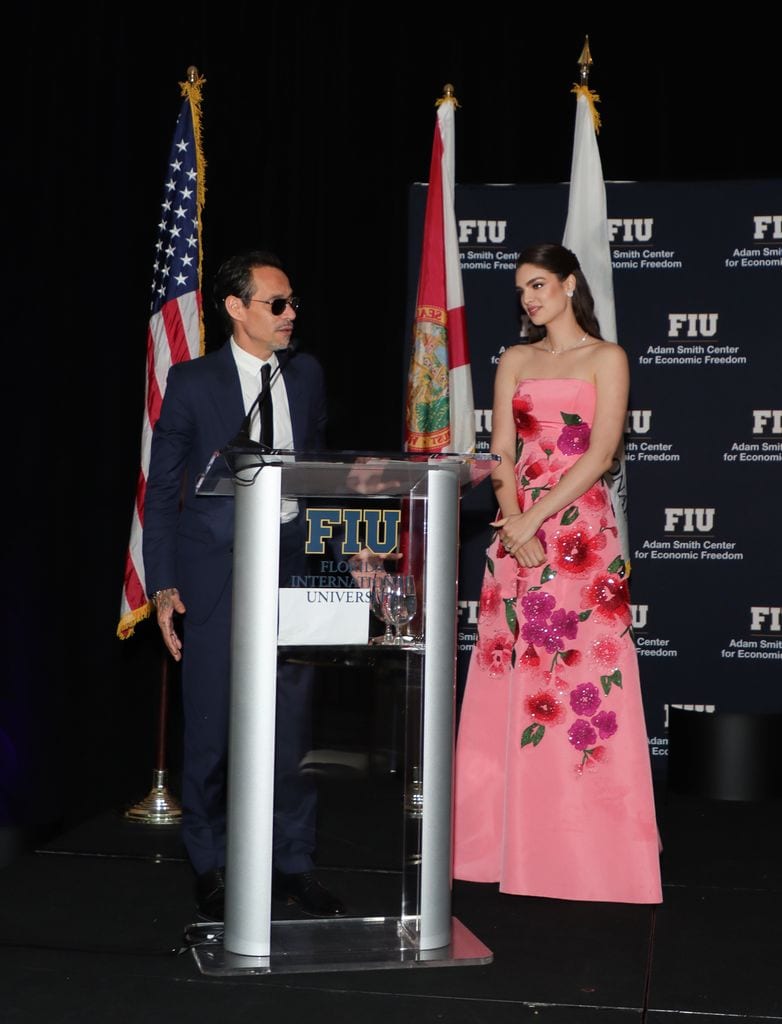 Marc Anthony, el esposo de Nadia, fue el encargado de hacer la entrega del galardón 