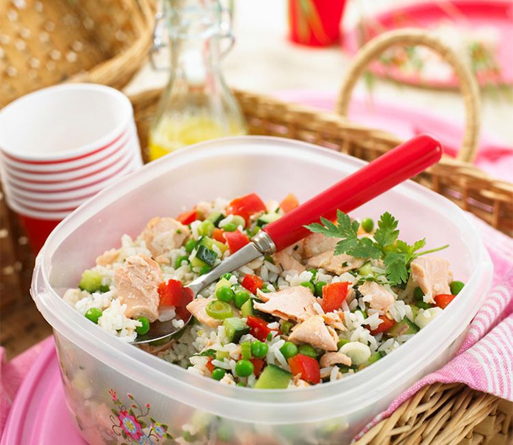 Ensalada de arroz con salmón fresco y verduras