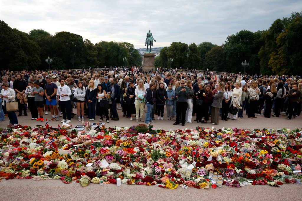 Decenas de noruegos se han concentrado en la plaza del Palacio Real tras conocerse la muerte del rey Harald