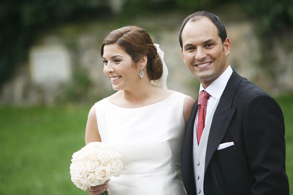 Primer plano de la feliz pareja. La novia lleva pendientes de herencia familiar de platino y brillantes
