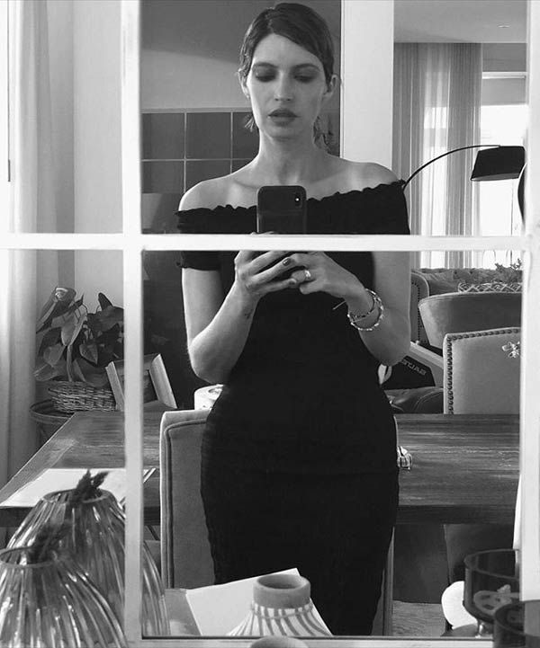 Sara Carbonero con vestido negro