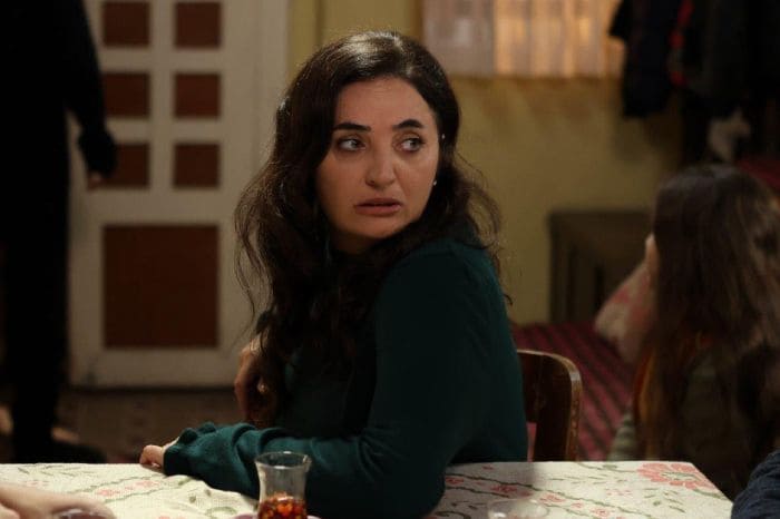En 'Hermanos', Sengül está destrozada con la pérdida de su casa