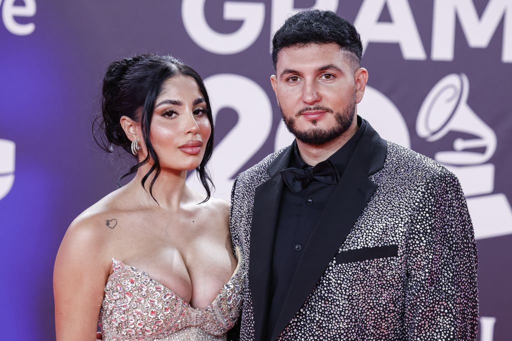 Omar Montes y Lola Romero en los Latin Grammy de 2023