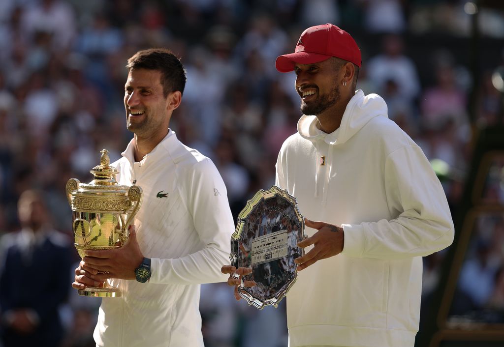Novak Djokovic y Nick Kyrgios en la ceremonia de premiación de Wimbledon en 2022.