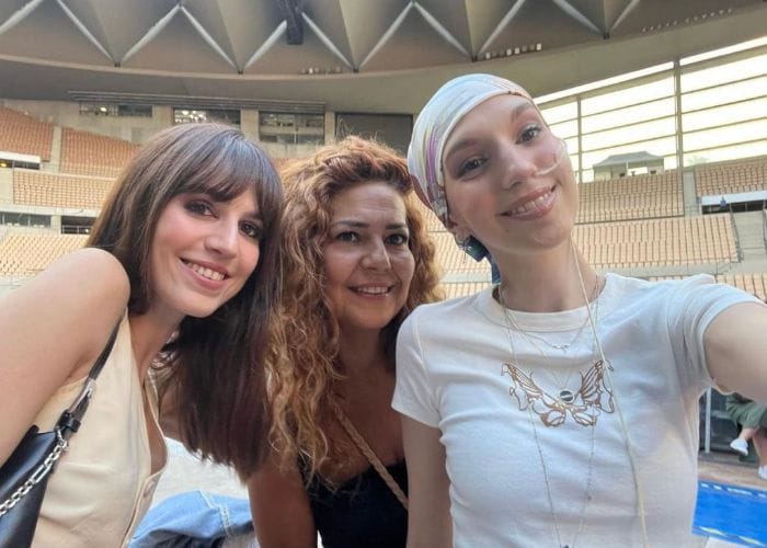 Elena Huelva junto a su madre Emi Palomo y su hermana Emi Huelva