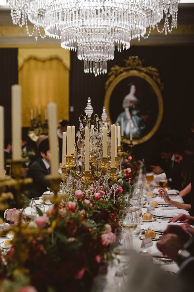 Decoración de boda con mesas imperiales y candelabros