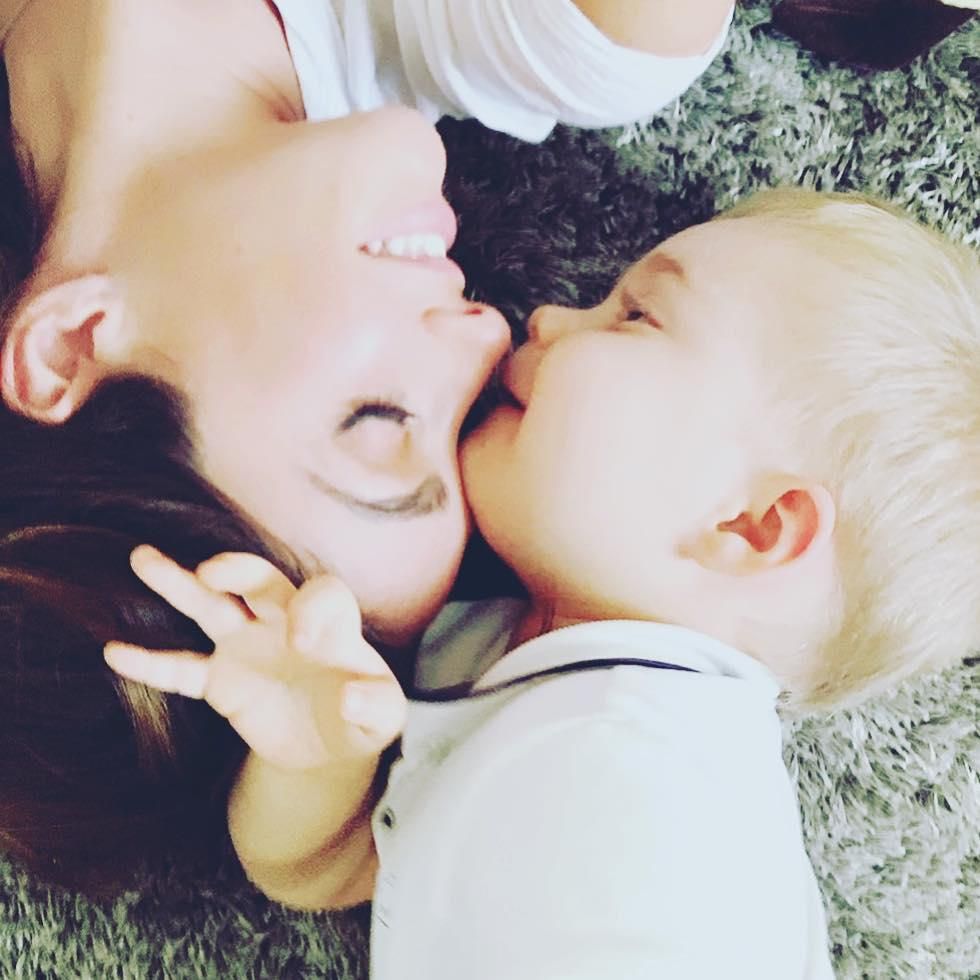 Anahí y su hijo Manuelito