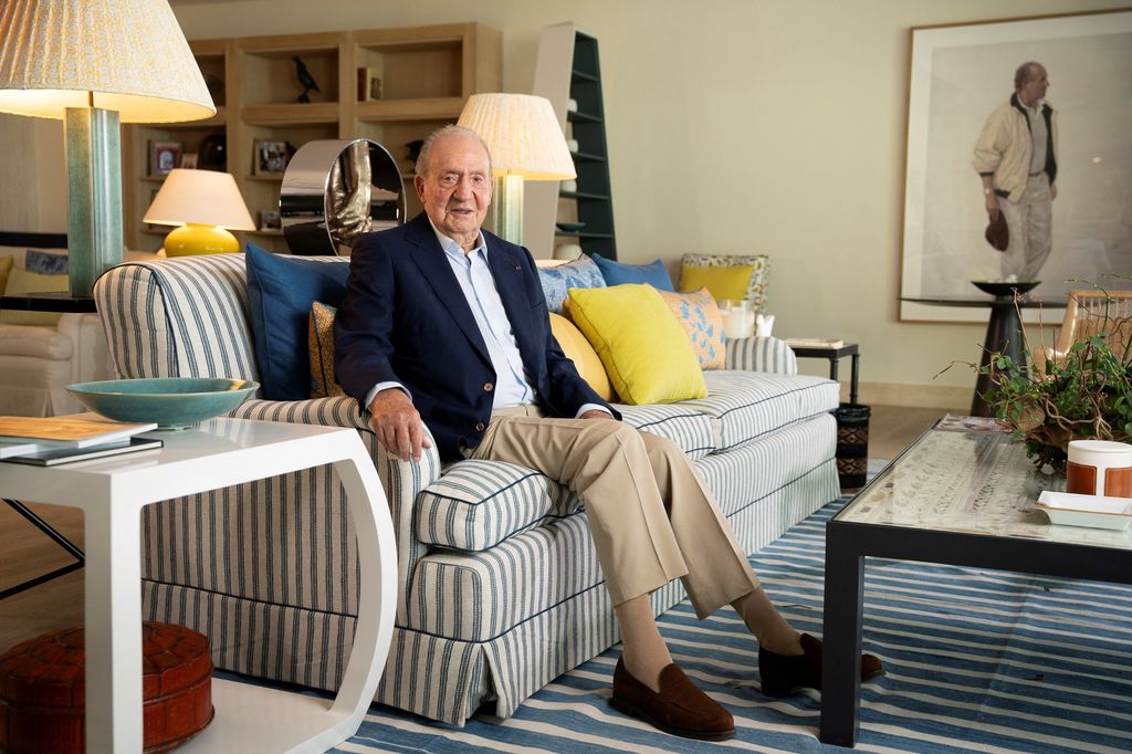 El rey Juan Carlos en el salón de su casa