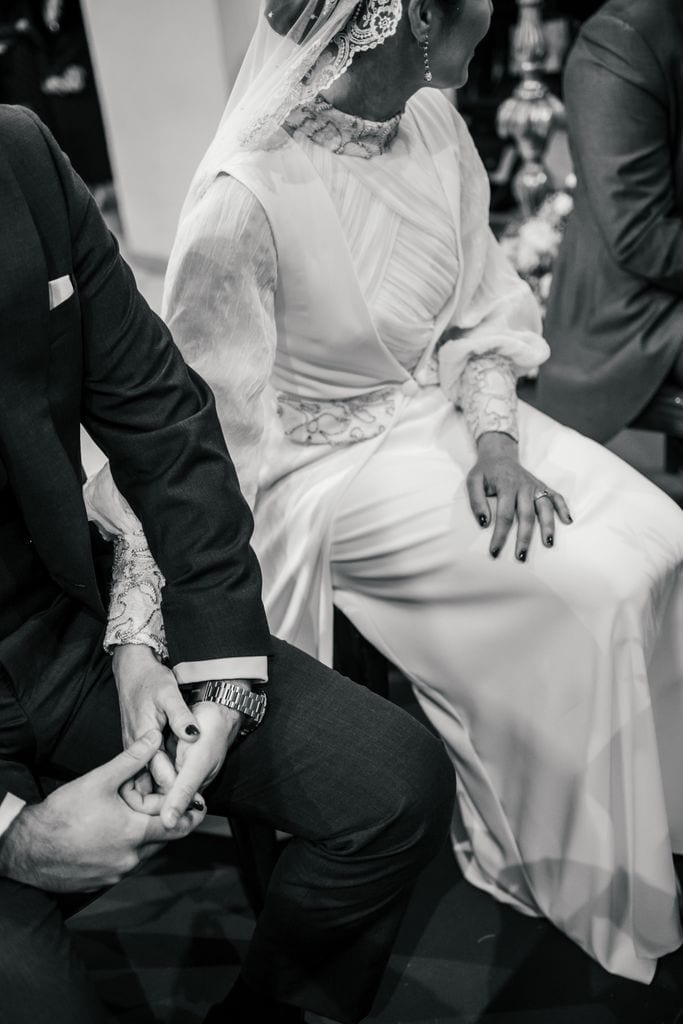 Vestido de novia con solapas en los bolsillos