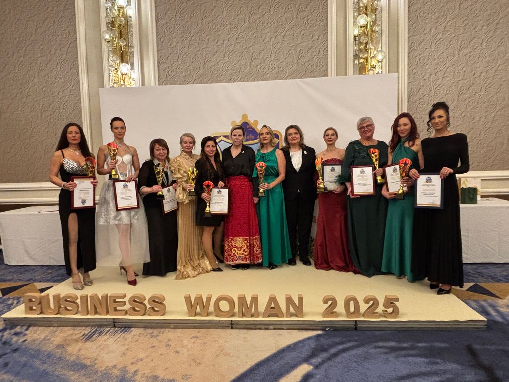 Kalina de Bulgaria posa en la foto de familia con todas las mujeres premiadas
