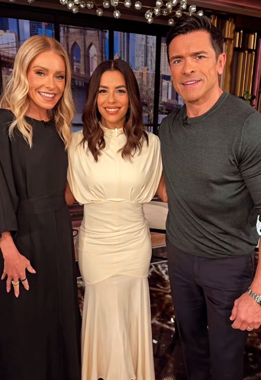 Eva Longoria, junto a los conductores del programa Kelly Ripa y Mark Consuelos.