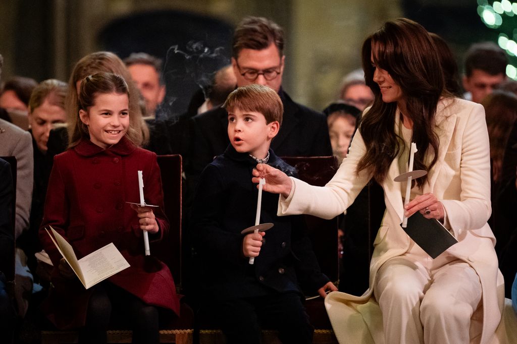 Familia real inglesa en un evento navideño de villancicos 