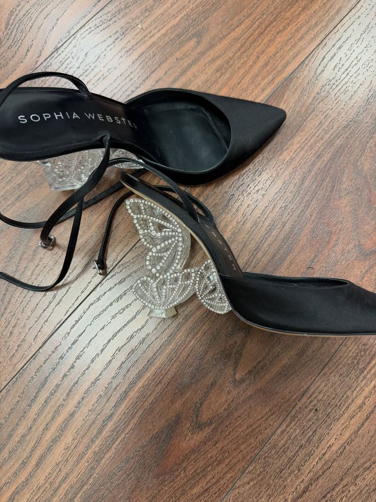 Eva González, elegante con zapatos negros con tacón de mariposa.