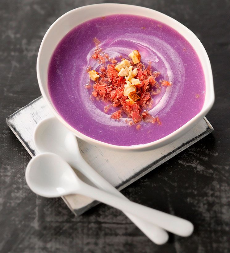 Crema de patatas 'vitelotte' con frutos secos y cecina