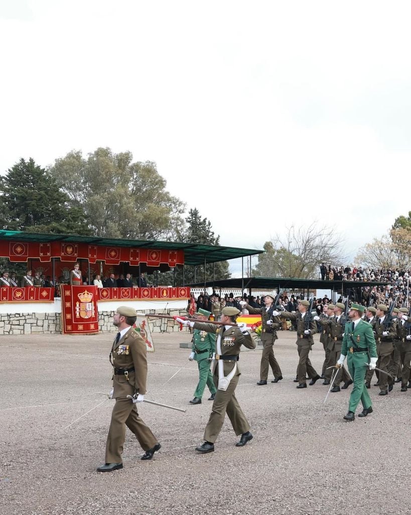 El desfile militar con el que finalizó el acto en Cáceres