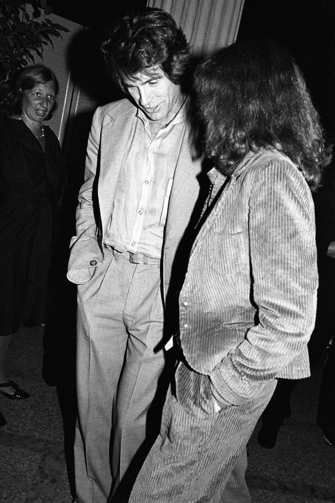 El actor Warren Beatty con la actriz Diane Keaton charlando en el Museo Metropolitano de Arte en 1978