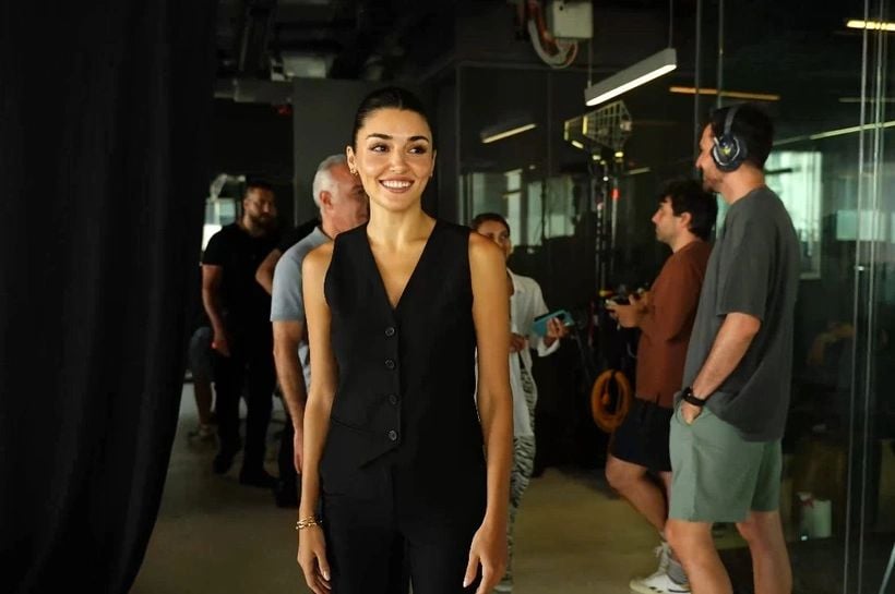 Hande Erçel da vida a una ambiciosa mujer de negocios en 'Rüzgara Bırak'